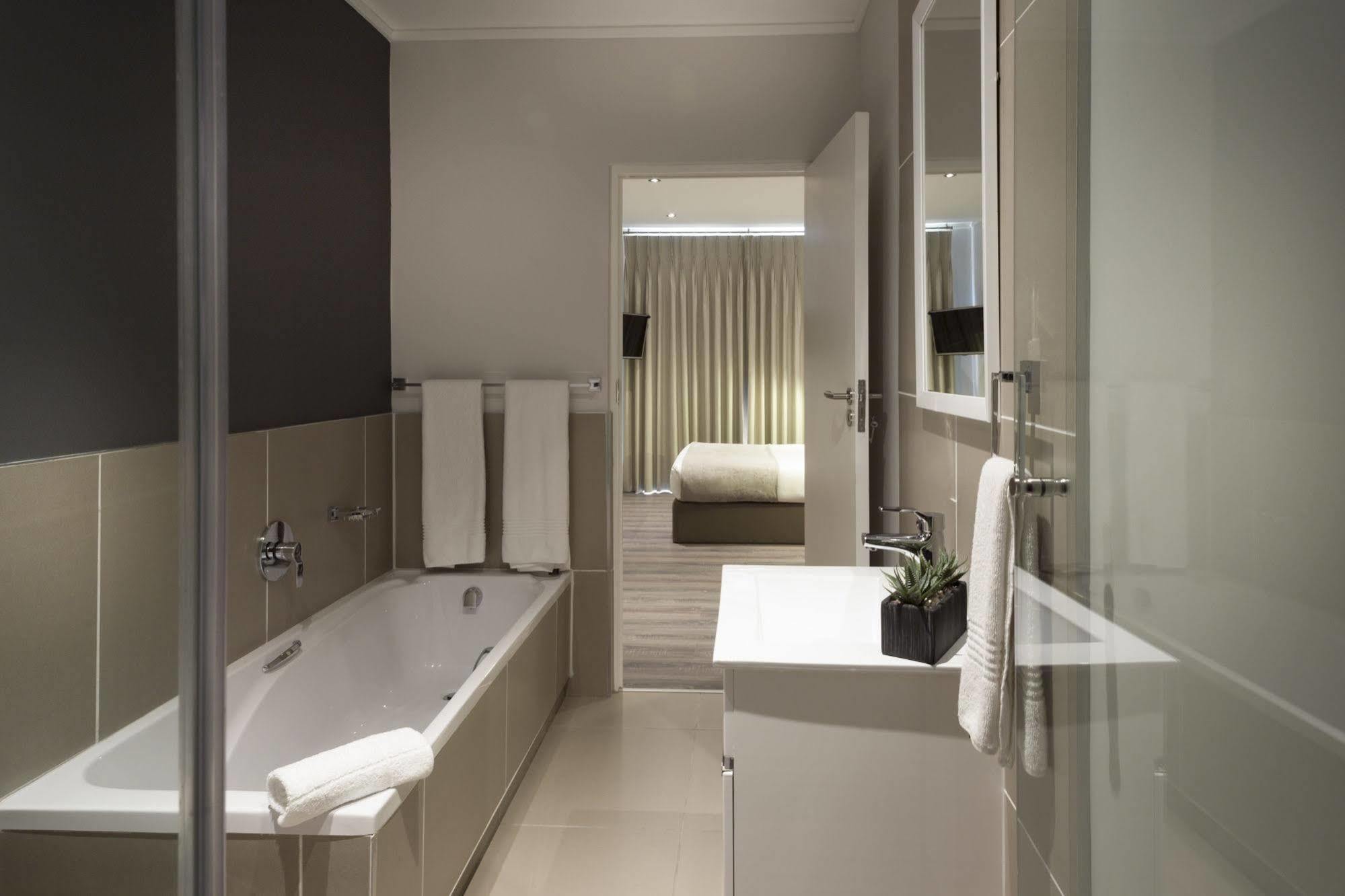 C.A.G - Upper East Side Lägenhet Sandton Exteriör bild